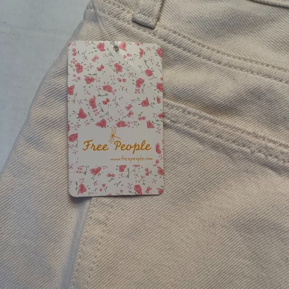 NWT We The Free Women's Bright White Distressed Cut-Off Jean Shorts Size 31 - Picture 9 of 9